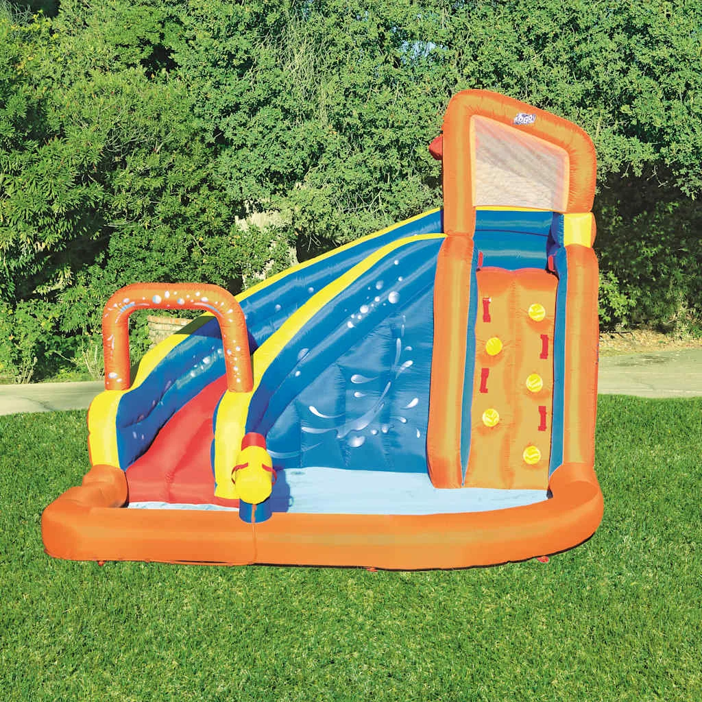 Parc aquatique gonflable avec toboggan et mur d’escalade – vue de détail