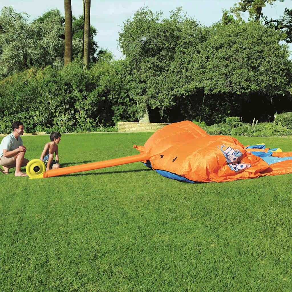 Parc aquatique gonflable avec toboggan et mur d’escalade – vue de côté