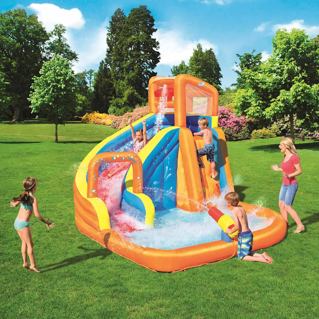 Parc aquatique gonflable avec toboggan et mur d’escalade – vue en situation