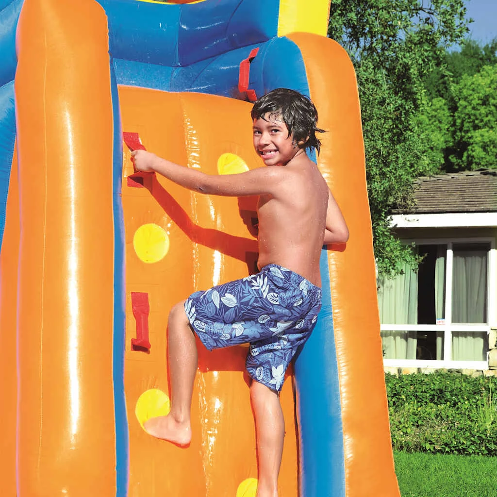 Parc aquatique gonflable avec toboggan et mur d’escalade – vue rapprochée